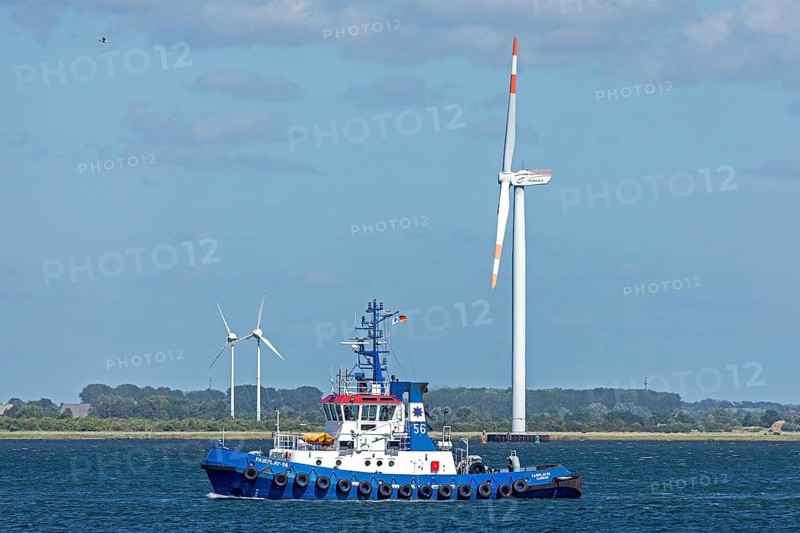 Tugboat, wind turbines, Warnow, Warnemünde, Rostock, Mecklenburg-Western Pomerania, Germany