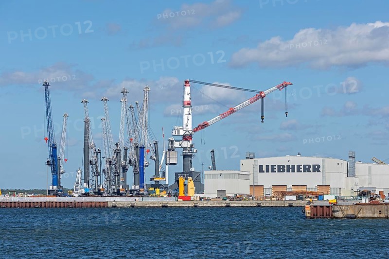 Overseas harbour, Liebherr-MCCtec, heavy-duty crane TCC 78000, Warnow, Warnemünde, Rostock, Mecklenburg-Vorpommern, Germany