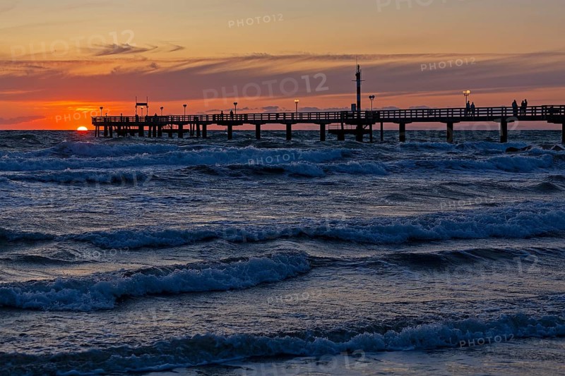 Sunset, pier, waves, swell, Wustrow, Fischland, Mecklenburg-Vorpommern, Germany