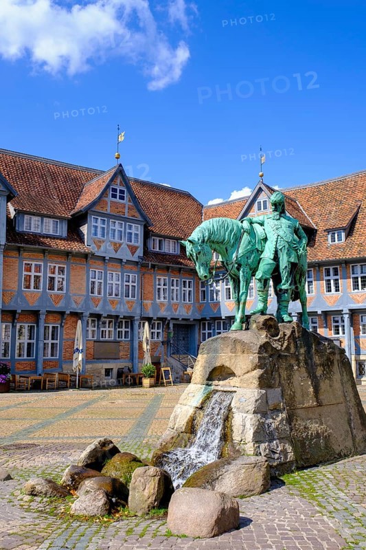 Town market, market square with town hall and monument to Duke August the Younger, Wolfenbüttel, Lower Saxony, Germany