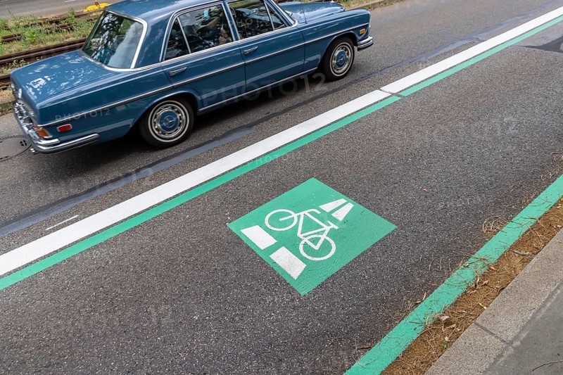 New cycle lane between Stuttgart and Degerloch. A 600 metre cycle lane has been created in the section between Pischekstraße and Geroksruhe. The expansion brings improvements to the main cycle route 41, but removes a lane for cars // 07.07.2025. Stuttgart, Baden-Württemberg, Germany