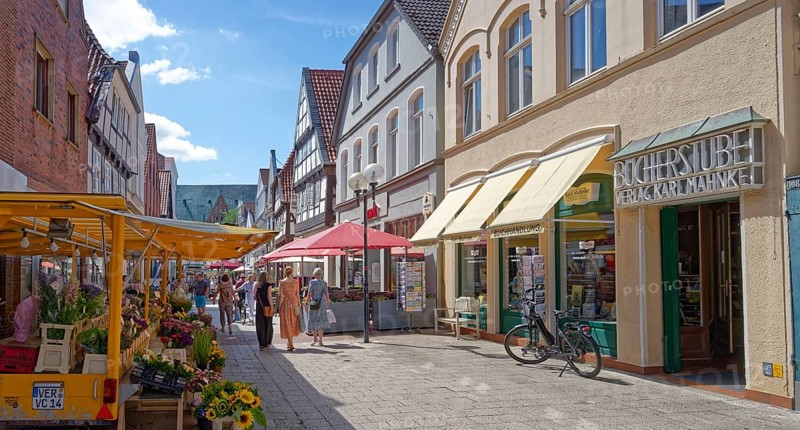Buildings and shops in Grosse Straße, a pedestrianised street in the old town of Verden. Verden, Lower Saxony, Germany