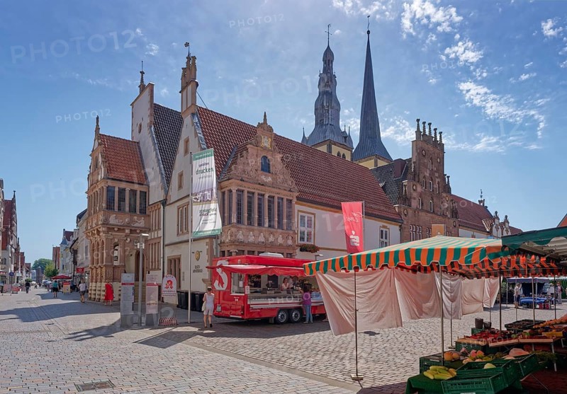 Market stalls in front of Lemgo's town hall, located on the market square. The town hall was built over several centuries from 1325 onwards in the Weser Renaissance style. It has been listed by UNESCO as an architectural monument worthy of protection. Lemgo, North Rhine-Westphalia, Germany