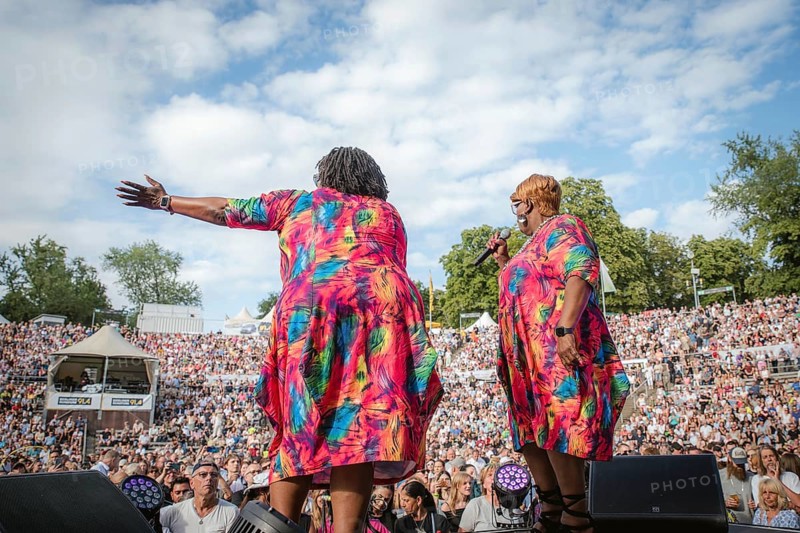 Dynelle Rhodes (Armstead) and Dorrey Lyles, singers of the Weather Girls at the Berlin Rundfunk 91.4 Open Air in the Berlin Parkbühne Wuhlheide on 05.07.2025
