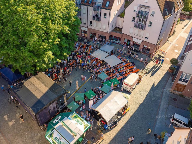 Large crowd at an open-air event, surrounded by buildings and trees, 950 years Weil der Stadt ceremony, Böblingen district, Germany