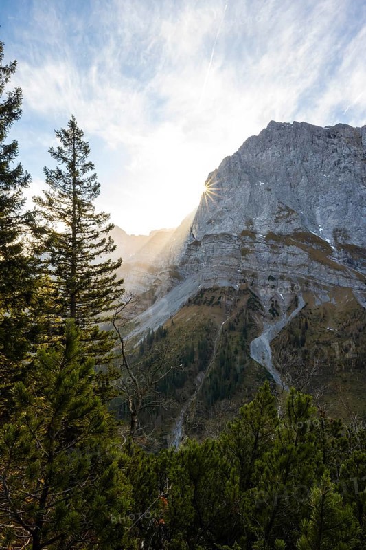 Mountain landscape in autumn, sun star in the morning light, rocky mountain peak of the Spritzkarspitze, Rißtal in the Eng, Karwendel, Tyrol, Austria