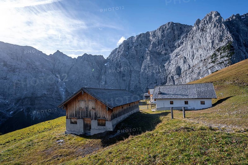 Alpine huts of the Lalidersalm Hochleger, rocky mountain ridge with Grubenkarspitze in the background, mountain landscape, Rißtal in the Eng, Karwendel, Tyrol, Austria
