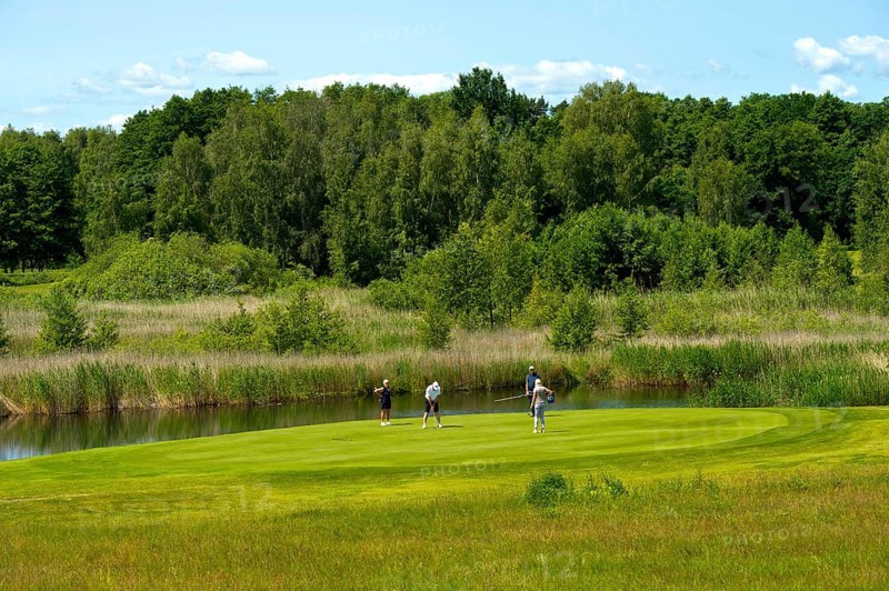 Golfers on the putting green of the golf course at the Golfhotel Balmer See Hotel-Golf-Spa, Balm, Island Usedom, Mecklenburg-Vorpommern, Germany