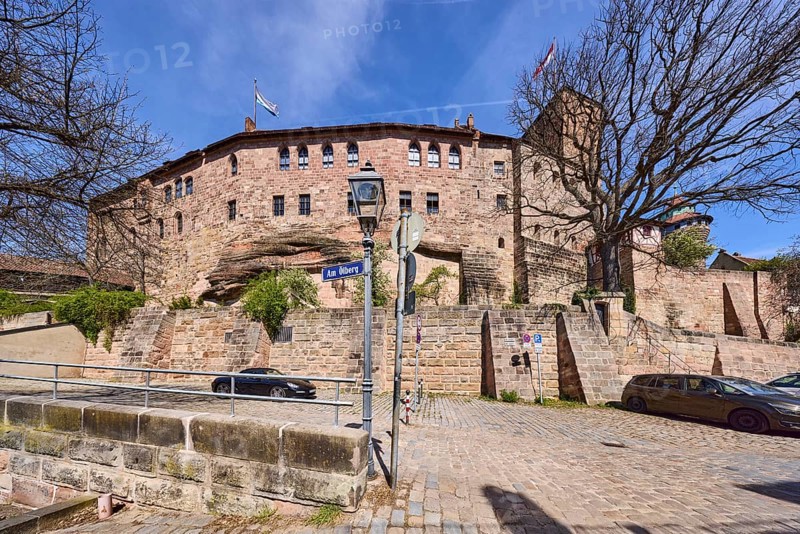 Kaiserburg, Kaiserkapelle, Heidenturm, castle, castle wall, castle chapel, angular tower, trees, street sign, lantern, parking boxes, vehicles, sandstone wall, metal railing, super wide angle, blue sky, cirrostratus clouds, street Am Ölberg, Nuremberg, Middle Franconia, independent city, Bavaria, Germany