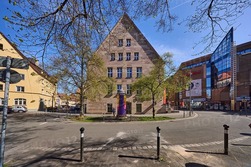 General architecture, houses, bollards, trees, blue sky, cirrostratus clouds, alleyway, intersection Karl-Grillenberger-Straße with Mühlgasse, Nuremberg, Middle Franconia, independent city, Bavaria, Germany
