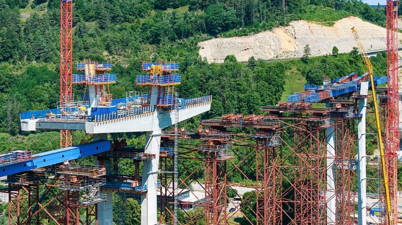 Horb high bridge construction site. Once completed in 2028, the bridge will relieve the town of Horb of through traffic. The 667-metre-long and up to 90-metre-high Neckar Valley Bridge on the B 32 federal road is set to cost around 167 million euros. Horb, Baden-Württemberg, Germany