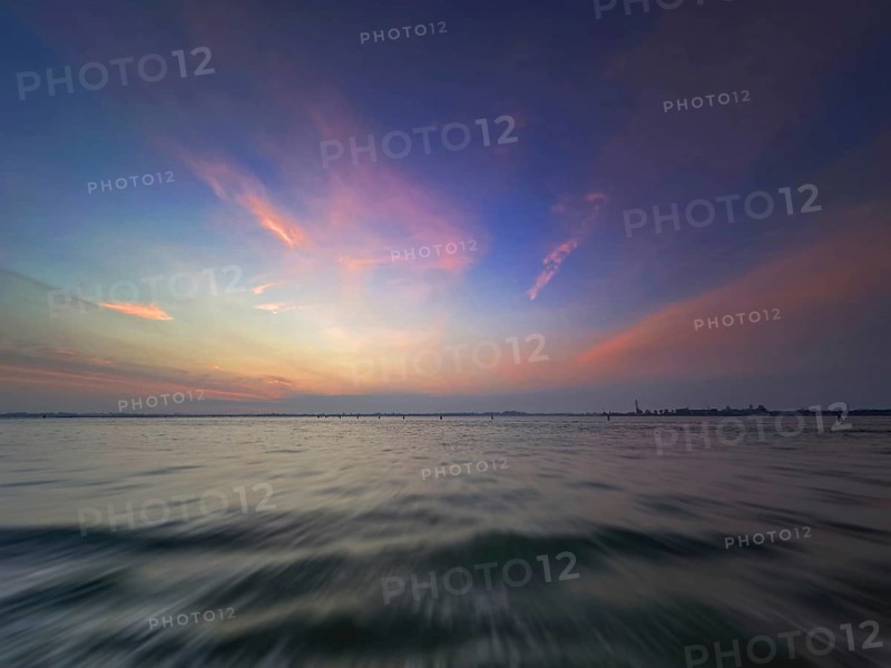 Evening atmosphere on Lake Starnberg, zoom effect, Bavaria, Germany