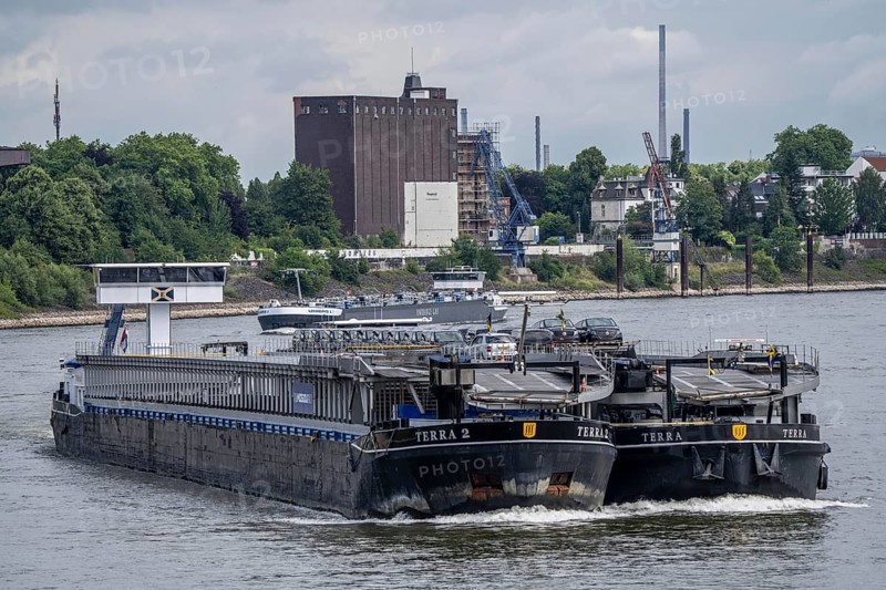 Cargo ship on the Rhine, car transporter Terra 2, Duisburg, North Rhine-Westphalia, Germany