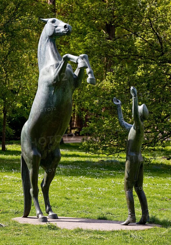 Artwork with the title Hengst Wohlklang in der Freiheitsdressur by Ulrich Conrad in the palace gardens, Celle, Lower Saxony, Germany