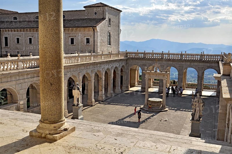Bramante cloister with cistern and statues of St Benedict and St Scholastica of Nursia, Benedictine Abbey of Montecassino, Monte Cassino, Cassino, Frosinone, Lazio, Italy