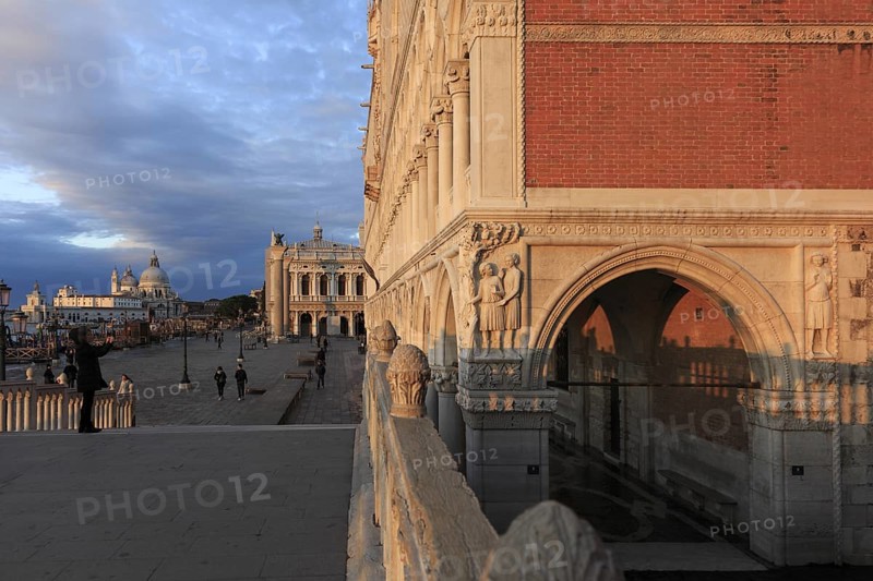 Doge's Palace, south-east corner, the drunken Noah, above Archangel Raphael with little Tobias, in front of Ponte della Paglia in the morning, Venice, Veneto, Italy