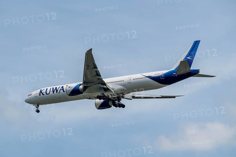 Aircraft Kuwait Airways, 9K-AOM, Boeing 777-300ER