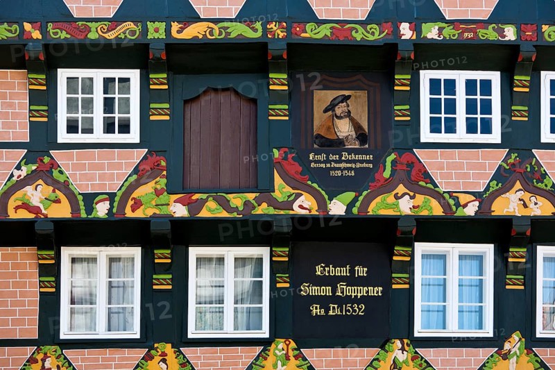 Hoppenerhaus, the most magnificent half-timbered house in the historic centre of Celle with a picture of Duke Ernst the Confessor, detail with painted wood carvings, Celle, Lower Saxony, Germany
