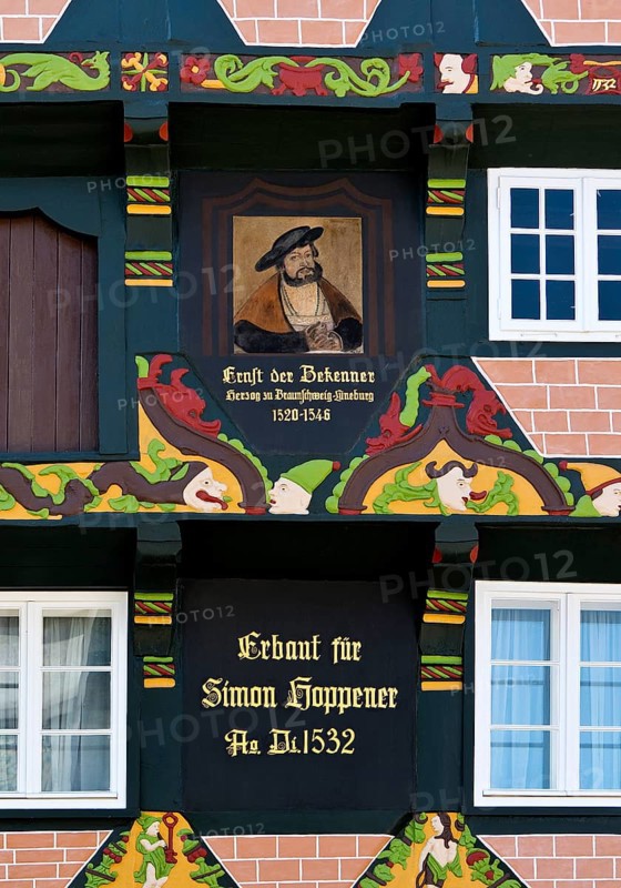 Hoppenerhaus, the most magnificent half-timbered house in the historic centre of Celle with a picture of Duke Ernst the Confessor, detail with painted wood carvings, Celle, Lower Saxony, Germany