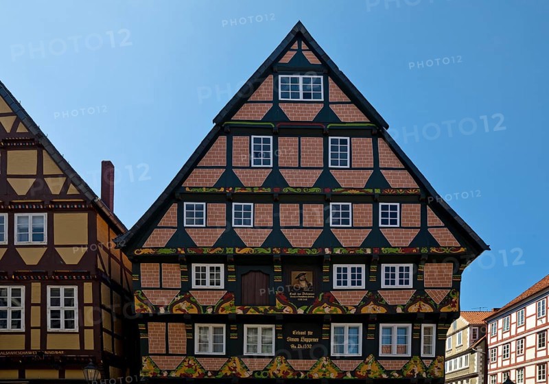 Hoppenerhaus, the most magnificent half-timbered house in the historic centre of Celle with a picture of Duke Ernst the Confessor, Celle, Lower Saxony, Germany