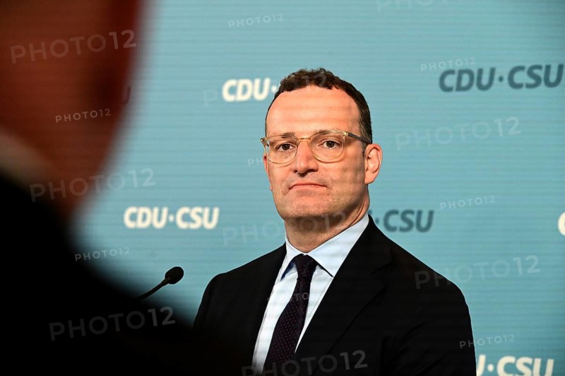 The Chairman of the CDU/CSU parliamentary group, Jens Spahn (CDU), and his deputy Alexander Hoffmann (CSU) at the weekly press statement in front of the parliamentary group meeting room in the Reichstag. This time it was about the expert opinion on the purchase of masks, among other things