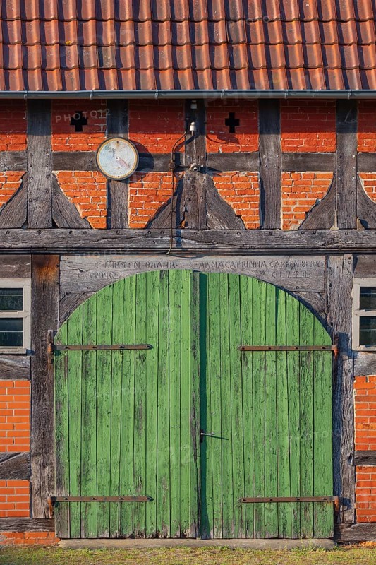 View of a barn door of an old farmhouse, Half-timbered, Historical, Böhme, Heidekreis, Rethem Aller, Leine Aller Tal, Lower Saxony, Germany