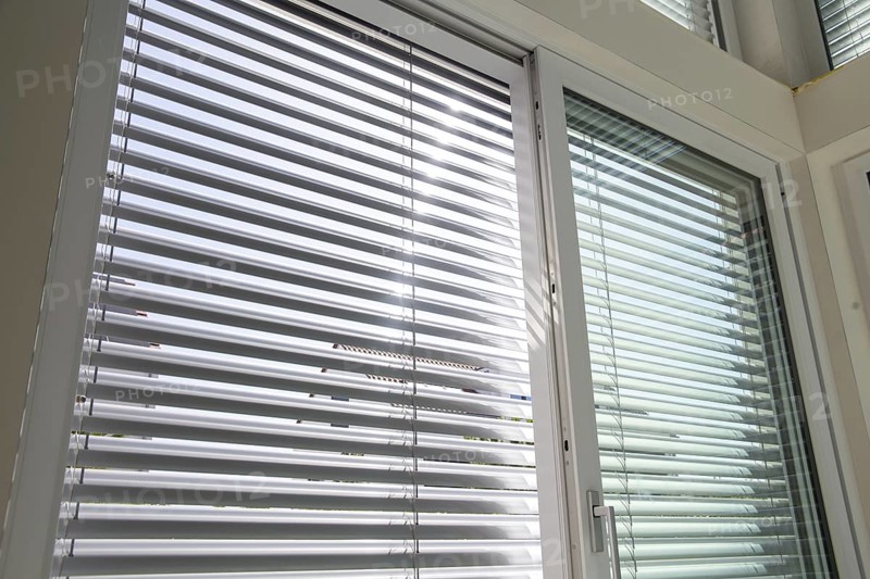 External blind on a large sliding window