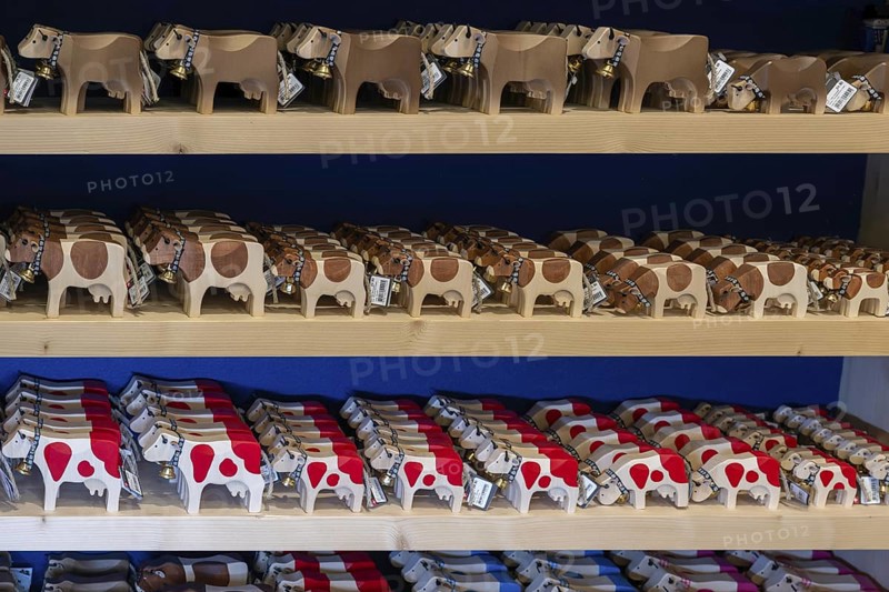 Sales shelf Trauffer toy wooden cows