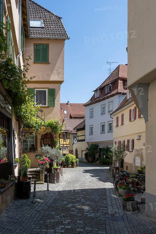 Die Webergasse in der historischen Altstadt von Esslingen mit historischen Fachwerkhäusern, Esslingen am Neckar, Landkreis Esslingen, Baden-Württemberg, Deutschland