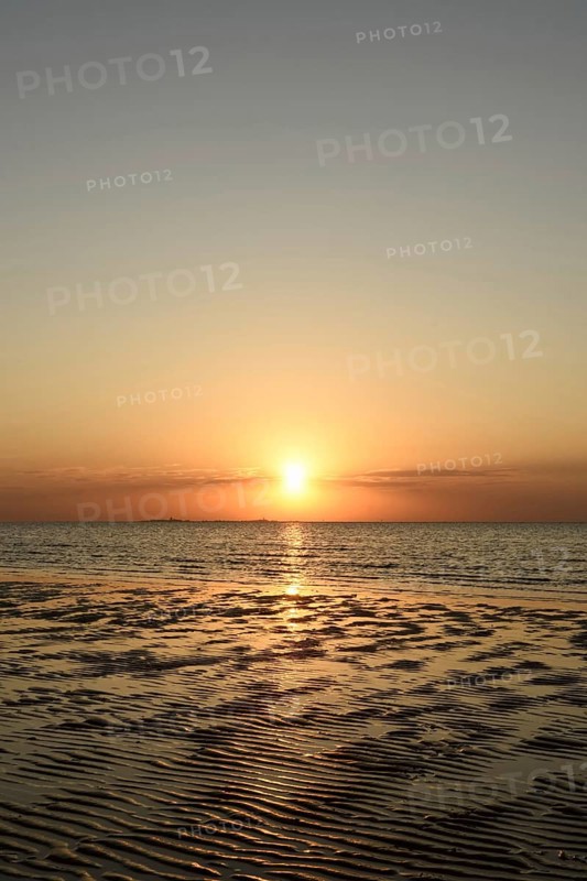 Sunset over the Wadden Sea on the German North Sea coast, low sun over Neuwerk, typical ripple mudflats at low tide, Lower Saxony Wadden Sea National Park, Lower Saxony, Germany, atmospheric picture, native nature, landscape, North Sea near Cuxhaven, Duhnen, Western Europe