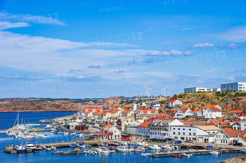 View of the picturesque house front and the northern harbour (Norra Hamnen) of Lysekil, Bohuslän, Västra Götalands län, Sweden, Scandinavia