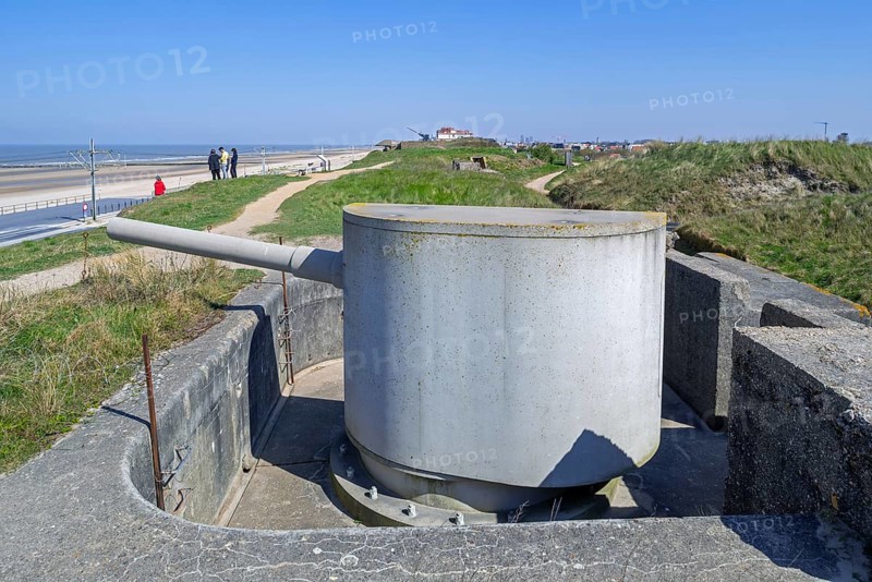 Artillery platform with reconstructed German WWI gun at Battery Aachen, Raversyde Atlantikwall, Atlantic Wall, Raversijde, West Flanders, Belgium