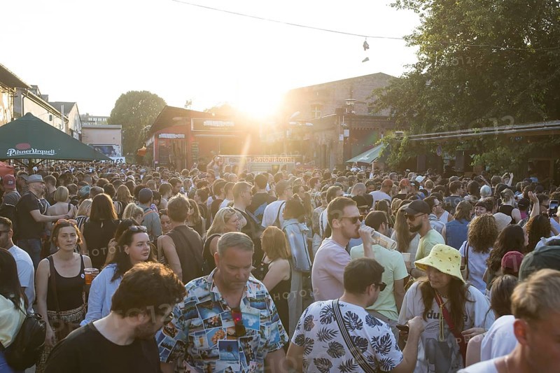 People in front of the bathhouse on the RAW grounds as part of the Fête de la Musique. The music event, which originated in France, has been held as a street event on the longest day of the year on 21 June since 1982. The Fête de la Musique has also been held in Berlin since 1995 and is celebrating its 30th anniversary this year. 21.06.2025