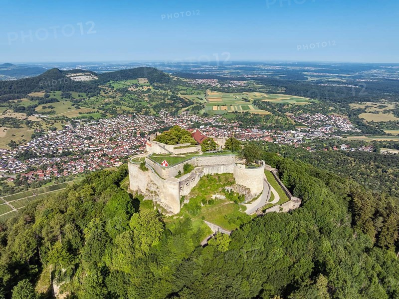 Luftbild von der hochmittelalterlichen Burgruine, Höhenburg Hohenneuffen am Albtrauf mit der Stadt Neuffen, Landkreis Esslingen, Schwäbische Alb, Baden-Württemberg, Deutschland