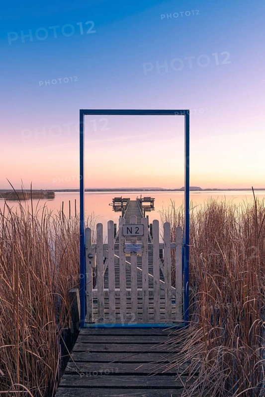 View along a footbridge through a door frame to the Steinhuder Meer in the evening light, Great White Egret (Ardea alba, Syn.: Casmerodius albus, Egretta alba), Landscape photo, Nature photo, Mardorf, Neustadt am Rübenberge, Hanover Region, Lower Saxony, Germany