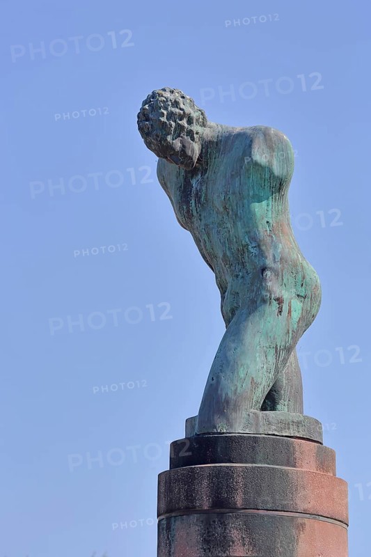 Sculpture Raftsman by Rob Krier 1989, monument to the historical tradition of rafting on the river Enz, torso without legs, free-standing, large sculpture, Auerbrücke, Pforzheim, Northern Black Forest, Black Forest, Baden-Württemberg, Germany