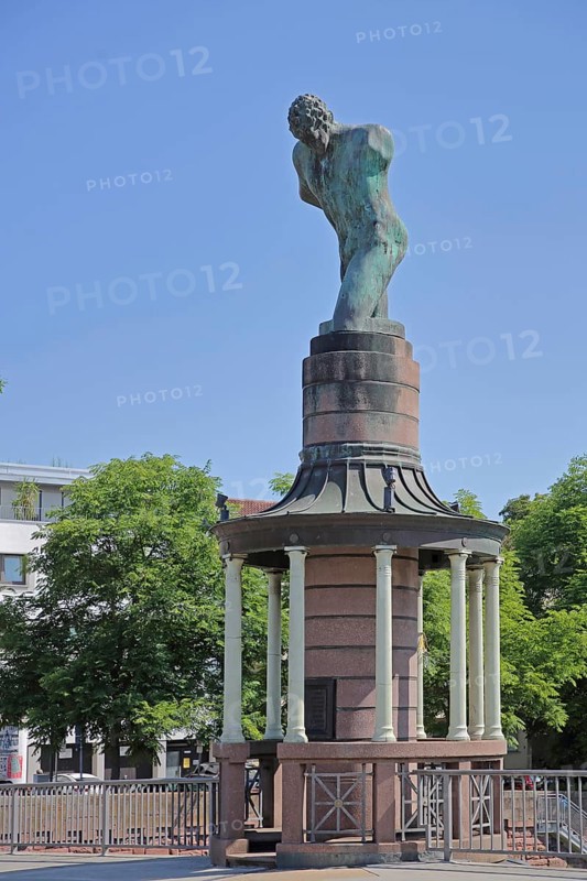 Sculpture raftsman by Rob Krier 1989, monument to the historical tradition of rafting on the river Enz, temple, large sculpture, Auerbrücke, Pforzheim, Northern Black Forest, Black Forest, Baden-Württemberg, Germany