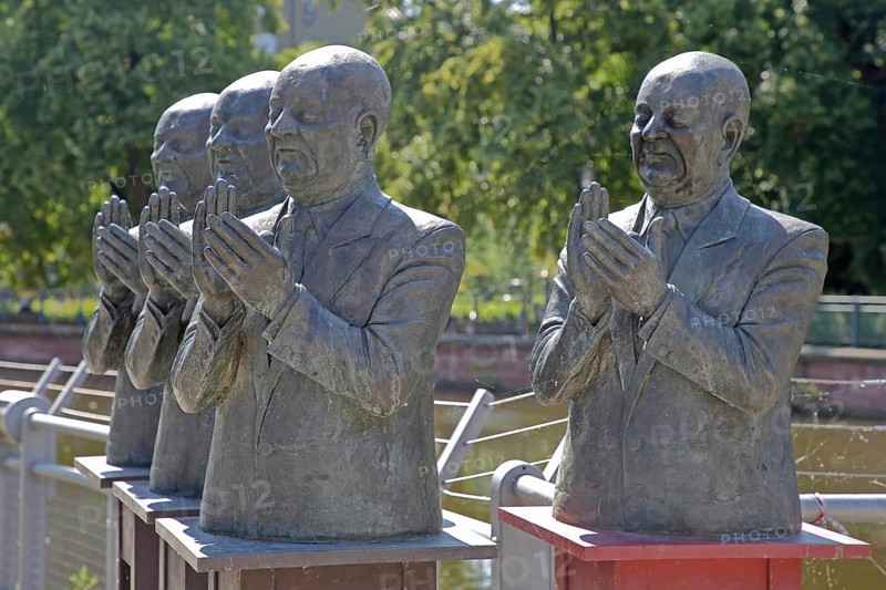 Sculpture The Claque by Guido Messer 1987, modern art, four male figures clapping hands, arms, applause, applauding, synchronised, funny, fun, Pforzheim, Northern Black Forest, Black Forest, Baden-Württemberg, Germany