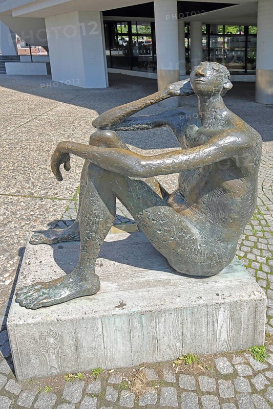 Sculpture Listening man by Fritz Nuss 1963, modern art, bronze sculpture, male figure, listening, hearing, gesture, hand on ear, arm, sitting, naked, Square of 23 February 1945, New Town Hall, Pforzheim, Northern Black Forest, Black Forest, Baden-Württemberg, Germany