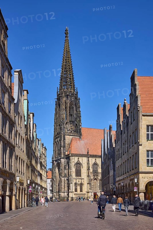 Lamberti Church, St. Lamberti, neo-Gothic architectural style, ladder to heaven, installation, artist Billi Thanner, historic buildings, gables, pedestrians and cyclists as accessories, blue cloudless sky, Prinzipalmarkt, Münster, Münsterland, independent city, North Rhine-Westphalia, Germany