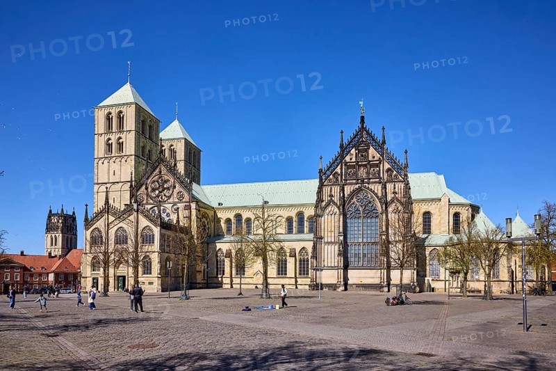 St Paul's Cathedral, Old Town, cathedral, Romanesque and Gothic architectural style, pedestrians as secondary motif, square, blue cloudless sky, cathedral square, Münster, Münsterland, independent city, North Rhine-Westphalia, Germany