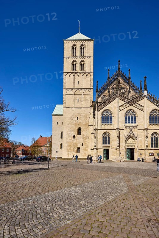 St Paul's Cathedral, Roman Catholic church, cathedral, Romanesque and Gothic architectural style, pedestrians as secondary motif, blue cloudless sky, square, cathedral square, Münster, Münsterland, independent city, North Rhine-Westphalia, Germany