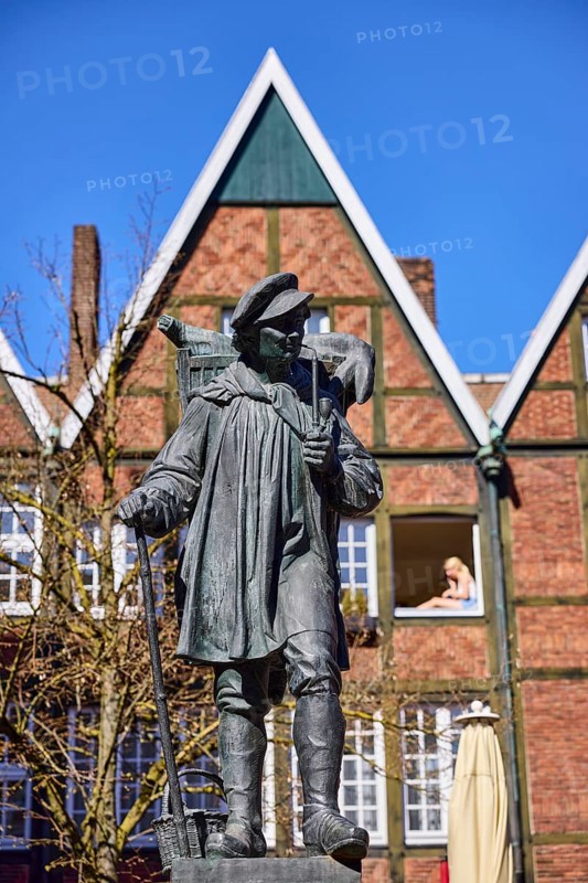 Kiepenkerl monument, bronze sculpture, brick architecture, depth of field, blue cloudless sky, Spiekerhof, Münster, Münsterland, independent city, North Rhine-Westphalia, Germany