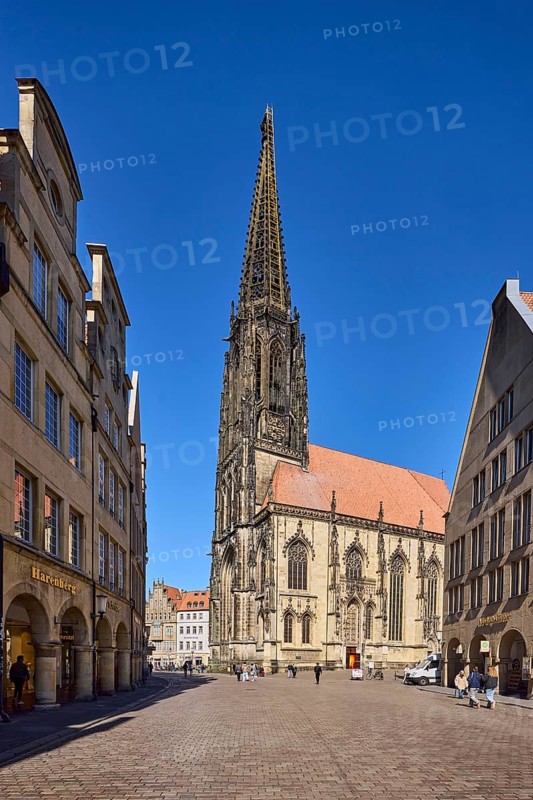 St. Lamberti, Lambertikirche, church, Gothic architectural style, ladder to heaven, artist Billi Thanner, historic buildings, gables, arcades, old town, blue cloudless sky, Prinzipalmarkt, Münster, Münsterland, independent city, North Rhine-Westphalia, Germany
