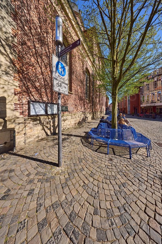 Pedestrian zone, traffic sign, benches, trees, brick building, facade, seated persons as secondary motif, blue cloudless sky, Salzstraße, Münster, Münsterland, independent city, North Rhine-Westphalia, Germany
