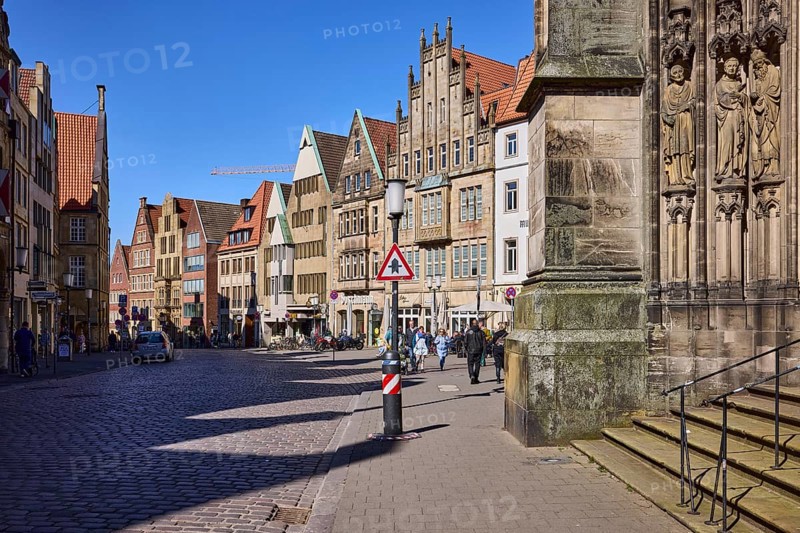 Old town, historical buildings, lantern, entrance portal, Lamberti church, St. Lamberti, stairs, pedestrians as secondary motif, blue cloudless sky, Prinzipalmarkt, Drubbel, Münster, Münsterland, independent city, North Rhine-Westphalia, Germany