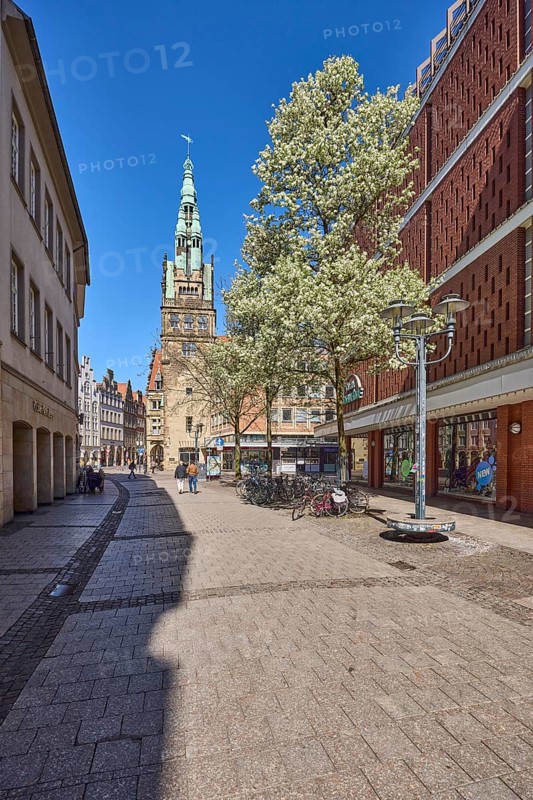 Stadthausturm, architectural style neo-renaissance, architect Alfred Hensen, tower, pedestrian zone, retail, lantern, trees, blue cloudless sky, Ludgeristraße, blue cloudless sky, Ludgeristraße, Münster, Münsterland, independent city, North Rhine-Westphalia, Germany