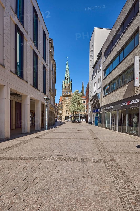 Pedestrian zone, retail shops, Stadthausturm, architectural style neo-renaissance, architect Alfred Hensen, tower, blue cloudless sky, Ludgeristraße, Münster, Münsterland, independent city, North Rhine-Westphalia, Germany