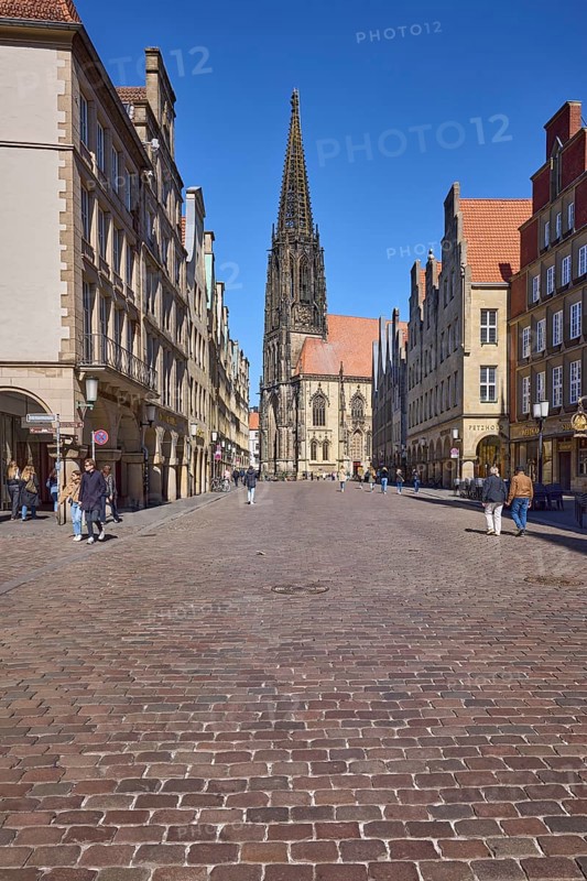 St. Lamberti, church, architectural style neo-Gothic, historic buildings, gables, old town, pedestrians as accessories, blue cloudless sky, Prinzipalmarkt, Münster, Münsterland, independent city, North Rhine-Westphalia, Germany