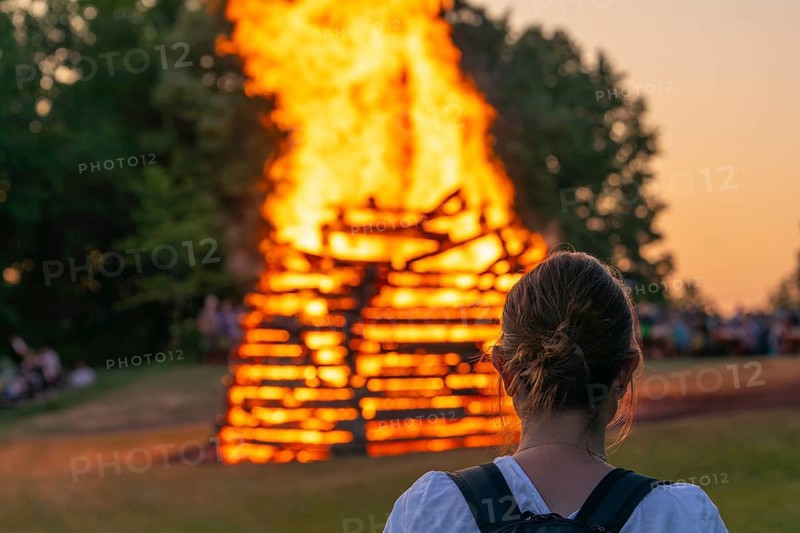 Woman in front of the midsummer fire in the Lenninger Valley on 21/06/2025